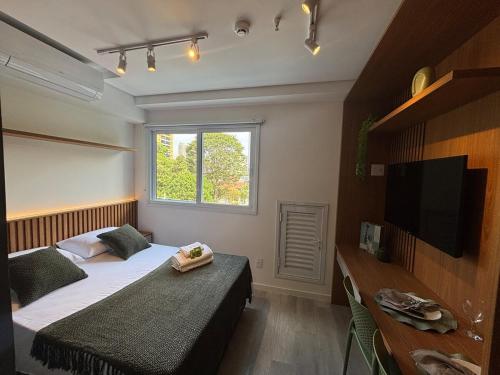 Una televisión o centro de entretenimiento en Studio aconchegante de 1 quarto com vaga grátis - 10min do Allianz Parque