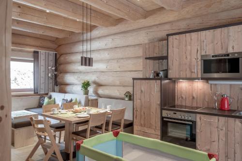 Kuchyň nebo kuchyňský kout v ubytování Chalet Resort Sölden