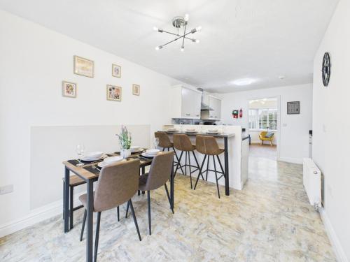 a kitchen and dining room with a table and chairs at Spacious 5 Bed Contractor Hub 3 Baths Corby in Corby