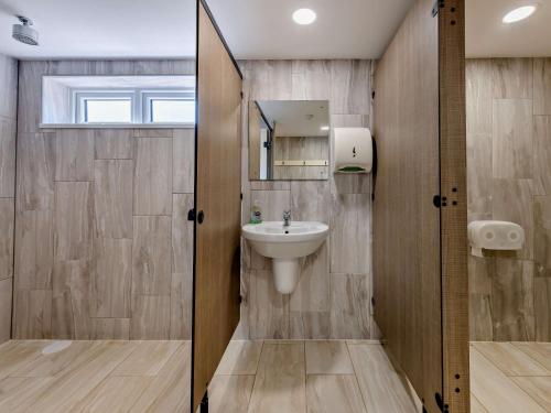Poughillにある3 Bed in Bude STAFAの洗面台と鏡のあるバスルーム