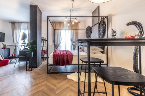 佩鲁贾Tentazioni Nascoste - Affitti Brevi Italia的客房设有双层床和桌椅。