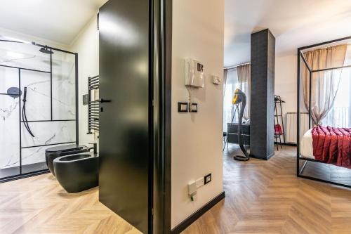 佩鲁贾Tentazioni Nascoste - Affitti Brevi Italia的带推拉门的房间和一间卧室