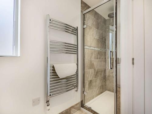 eine Dusche mit Glastür im Badezimmer in der Unterkunft 4 Bed in Aberdovey 87586 in Aberdyfi