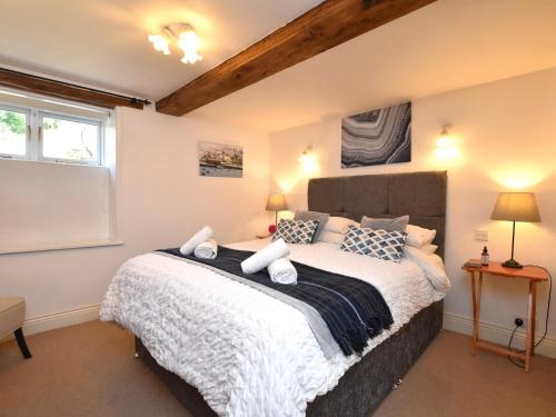 a bedroom with a large bed in a room at 1 Bed in Richmond 44401 in Reeth