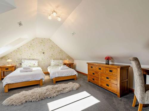 1 dormitorio en el ático con 2 camas y vestidor en 2 Bed in Osmotherley 64413, en Osmotherley