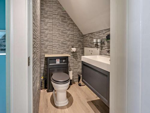un baño con inodoro y lavabo en 1 Bed in St Monans 85554, en Saint Monance