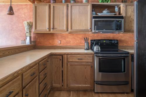 una cucina con mobili in legno e un forno a piano cottura di Skycrest 1714 a Big Sky