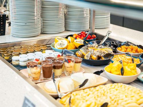 麦德林麦德林宜必思酒店的自助餐,包括盘子和碗的食物