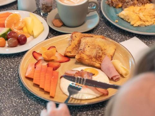 麦德林麦德林宜必思酒店的餐桌,早餐盘和咖啡盘