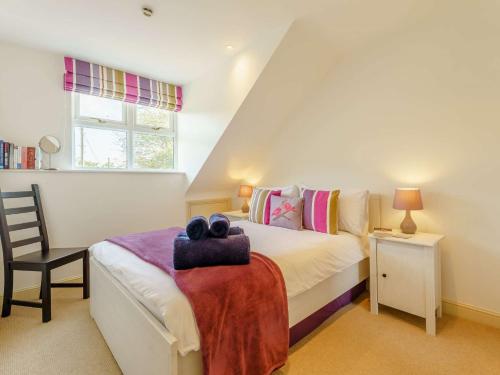Postel nebo postele na pokoji v ubytování 5 Bed in Yarmouth 85286