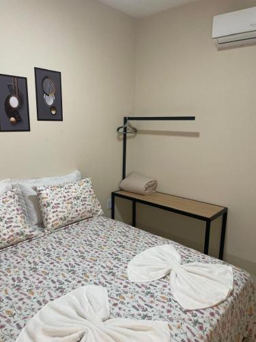 a bedroom with a bed with a clock on the wall at Apartamento individual em Sinop 12 in Sinop