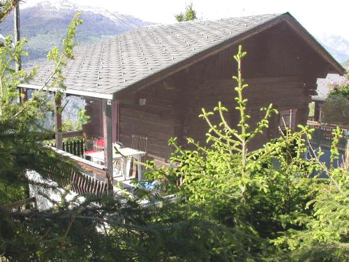 une cabane en rondins avec une véranda et une terrasse dans l'établissement Chalet Edith Oberems, à Oberems