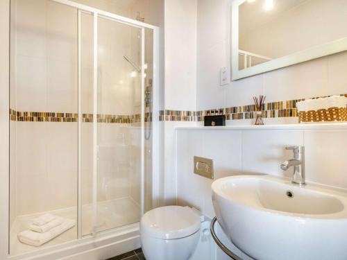 une salle de bain blanche avec une douche et un lavabo dans l'établissement 2 bed in Brightlingsea 90382, à Saint Osyth