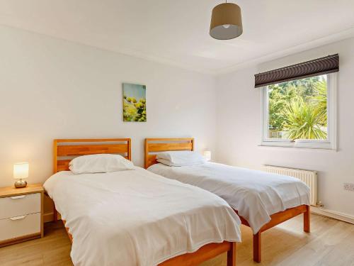 Landrakeにある2 Bed in Whitsand Bay 88308の寝室に並んで置かれた2つのベッド