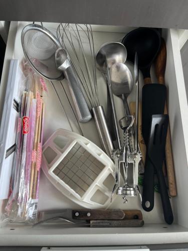 een lade gevuld met keukengerei en een mixer bij Apartamento Alpha Premium 209 in Ubatuba