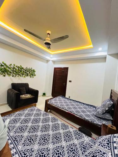 un soggiorno con due letti e un divano di 4 bed apartment a Peshawar