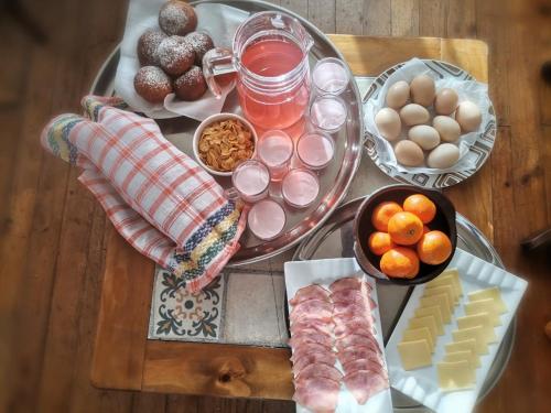 een houten tafel met een dienblad met eten erop bij Sol de la Patagonia in Puerto Guadal
