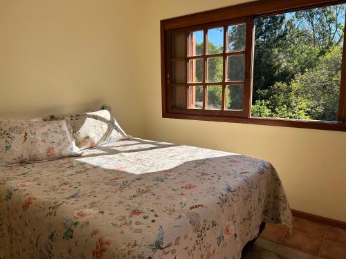 Ένα ή περισσότερα κρεβάτια σε δωμάτιο στο Chácara das Flores