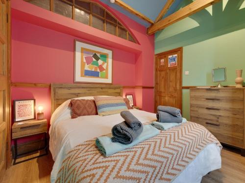 a bedroom with a bed with two towels on it at 5 Bed in Haworth 88390 in Oxenhope