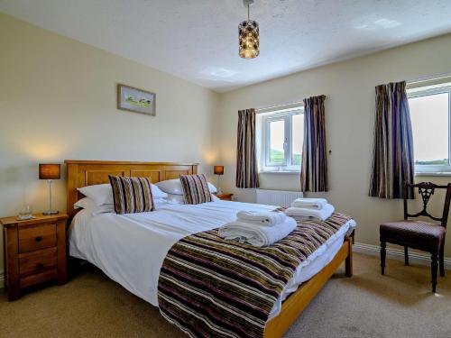 En eller flere senge i et værelse på 3 Bed in West Bay DC024