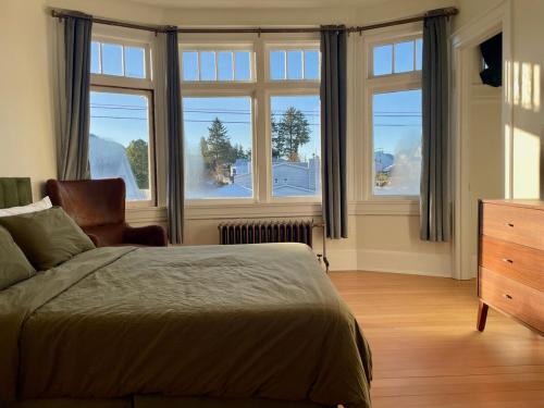 Postel nebo postele na pokoji v ubytování The Golden Sky Sanctuary at the Algonquin Residence