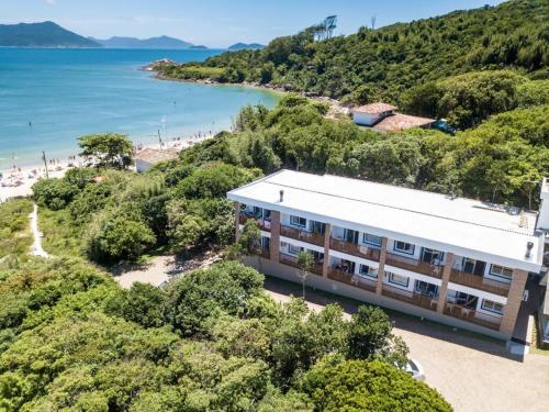 ピニェイラにあるResidencial Arcadia Pinheiraのビーチ付きのホテルの空中ビュー