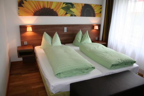 Ένα ή περισσότερα κρεβάτια σε δωμάτιο στο Stadthotel Bernstein