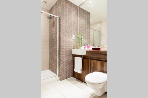 Et badeværelse på CK Serviced Apartments Belfast