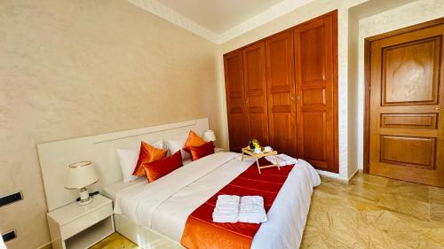 Un pat sau paturi într-o cameră la Heart of Marrakech Chic & Central Gueliz Apartment - Free parking