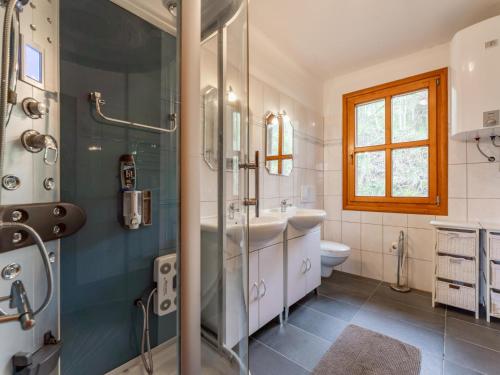Un baño con ducha, lavabo e inodoro. en Sternenchalet, en Liebenfels