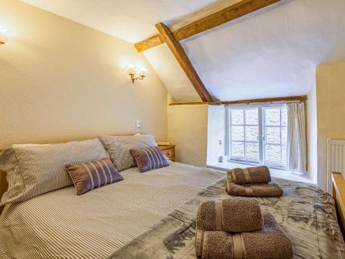 バートン・ブラッドストックにある2 Bed in Burton Bradstock DC148の窓のある部屋にある大きなベッド