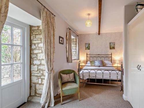 Postel nebo postele na pokoji v ubytování 1 Bed in Bourton-on-the-Water 44960