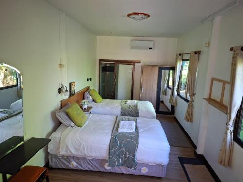 ナイヤンビーチにあるSuwita Houseの部屋にベッドが2つある寝室