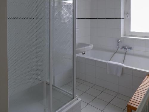 UitgeestにあるBusch en Damのシャワー、浴槽、洗面台を備えたバスルーム