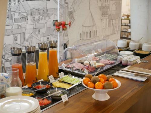 um buffet com comida e bebidas numa mesa em Mercure Poitiers Centre em Poitiers