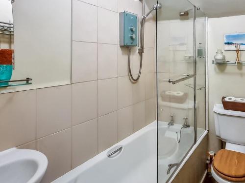 Koupelna v ubytování 2 Bed in Hartington 75637