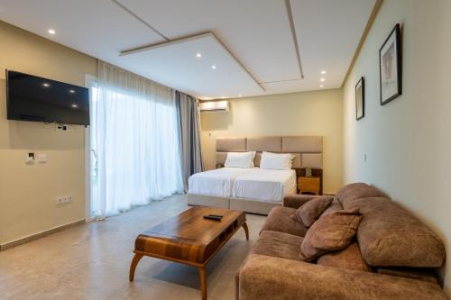 Una cama o camas en una habitación de Le Tanger Résidence Hôtelière