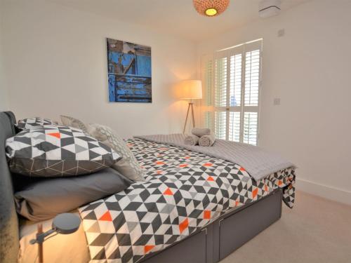 a bedroom with a bed and a lamp and a window at 2 Bed in Bournemouth 48516 in Bournemouth