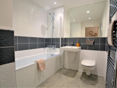 a bathroom with a toilet and a sink and a shower at 2 Bed in Bournemouth 48516 in Bournemouth