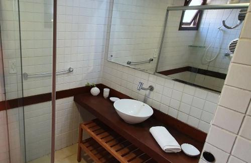 un baño con lavabo y espejo en Flat a 450 metros do centro - Praia da Pipa, en Pipa