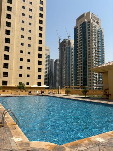 Piscina de la sau aproape de Horizon JBR