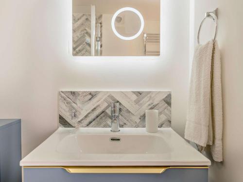 a bathroom with a sink and a mirror at 2 Bed in Wedmore 51342 in Chapel Allerton