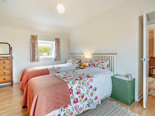Postel nebo postele na pokoji v ubytování 2 Bed in Carnoustie 58026