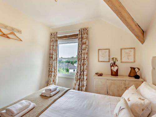 un dormitorio con una cama y una ventana en 2 Bed in Grange Over Sands 73544, en Grange-over-Sands