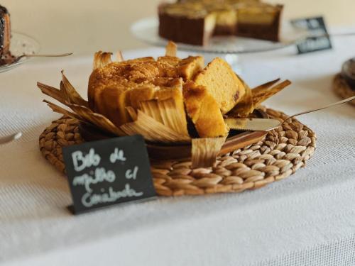 un cestino di pane e una fetta di torta su un tavolo di Pousada Erva Doce a Arraial d'Ajuda