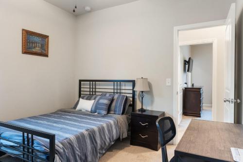 アセンズにあるNew Haven at Towne Square w Patioのベッドとテーブルと椅子のある寝室