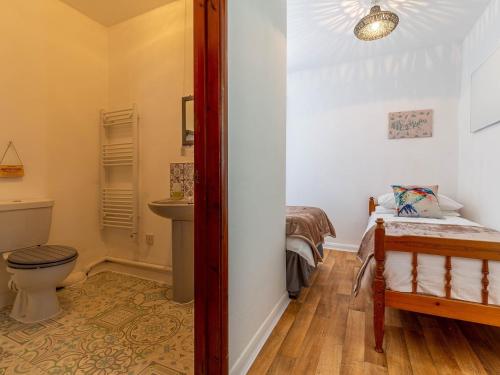 un baño con inodoro y lavabo en 3 Bed in South Molton 78305, en Kings Nympton