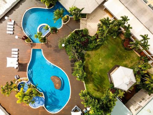 eine Draufsicht auf einen Pool mit einem Resort in der Unterkunft Pullman Cairns International in Cairns
