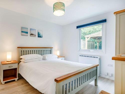 Postel nebo postele na pokoji v ubytování 2 Bed in Whitsand Bay 88314