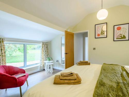 Postel nebo postele na pokoji v ubytování 2 Bed in Aylsham 90030